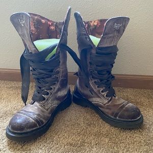 Dr martens triumph 1914 massai flower boots